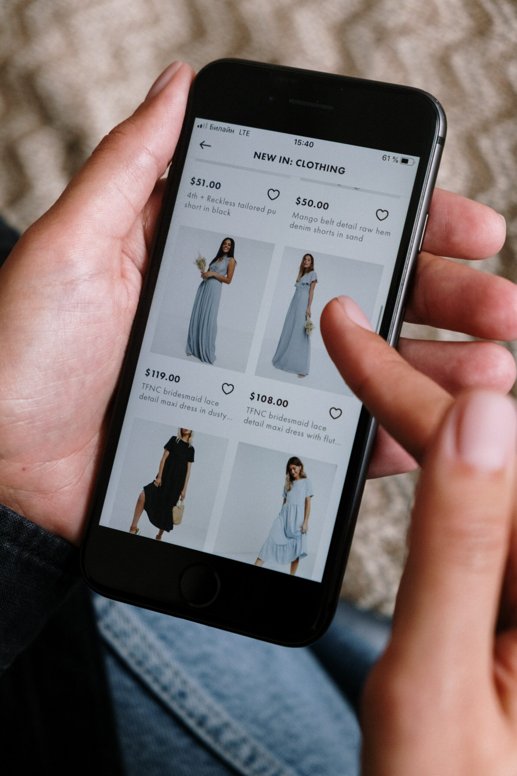 An image supporting mobile responsiveness as a key consideration for choosing the right e-commerce platform. 